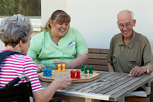 Gäste spielen Mensch-ärger-dich-nicht