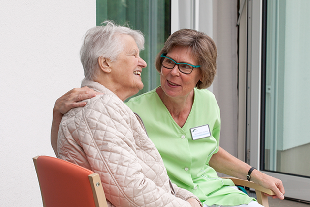 Bernadette Collatz mit einem Gast auf der Terrasse